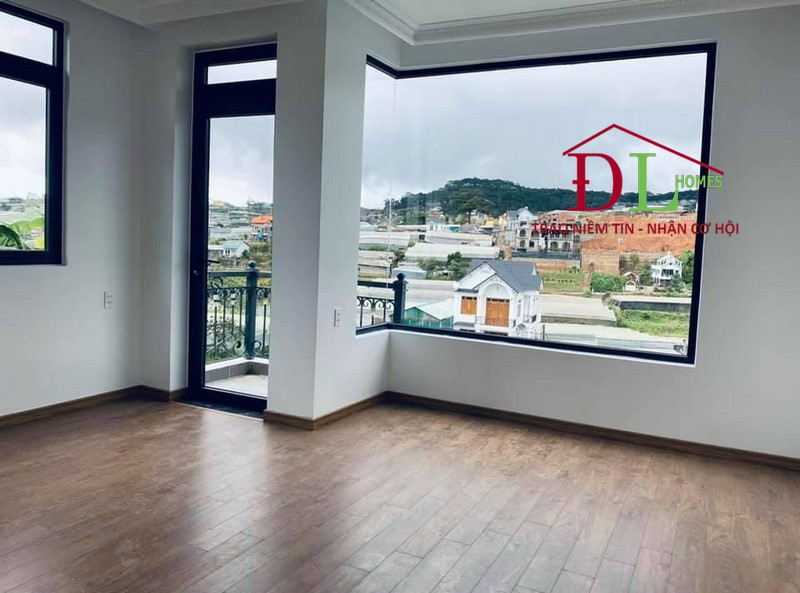 Bán nhà song lâp Nam Hồ Đà Lạt 200m2  kinh doanh tốt