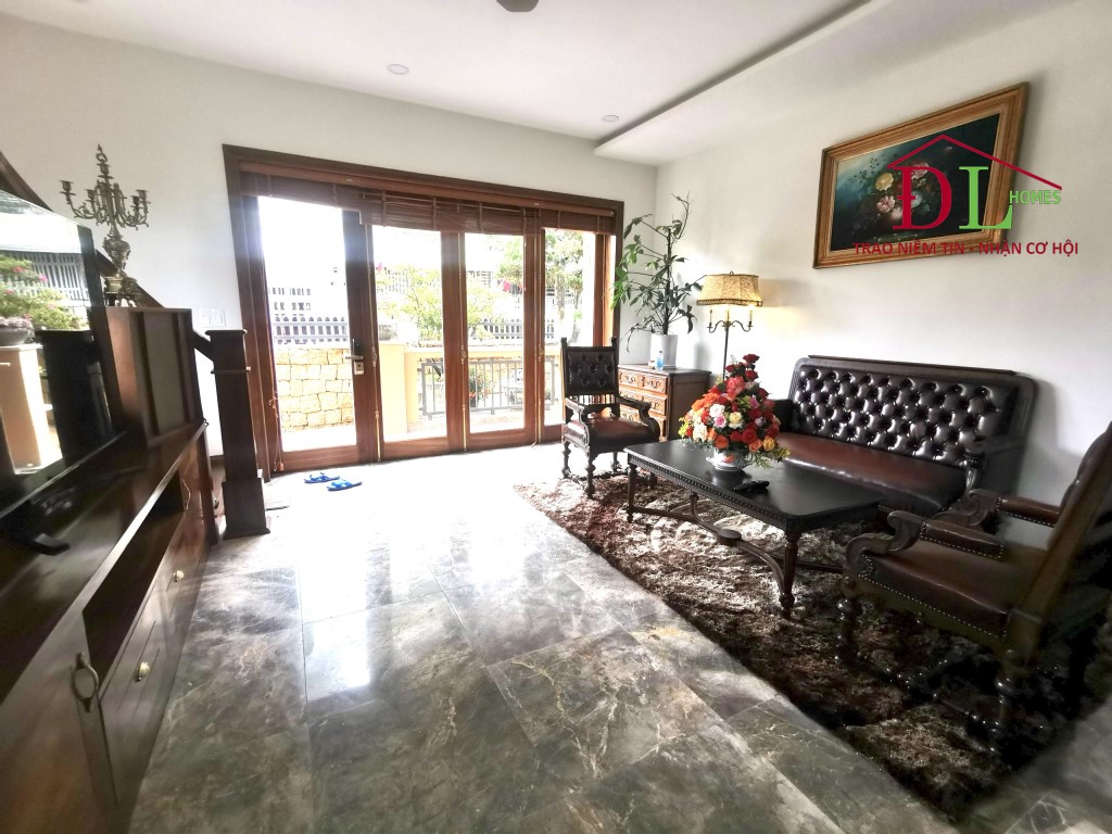 BÁN GẤP biệt thự góc 3 mặt tiền KQH Mê Linh P9 Đà Lạt view hồ