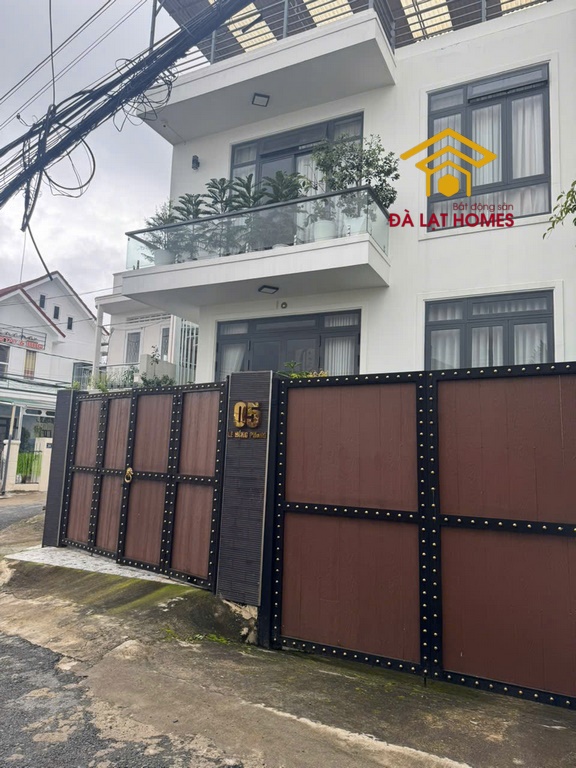 Bán nhà đẹp, nội thất gỗ đường Lê Hồng Phong, trung tâm Đà Lạt